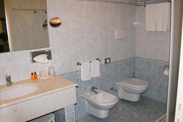 Hotel Gabarda Carpi Szoba fotó