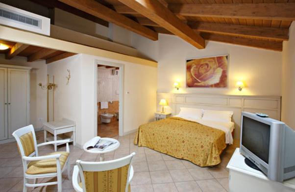 Hotel Gabarda Carpi Szoba fotó